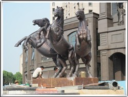 小區(qū)門口阿波羅戰(zhàn)車雕塑