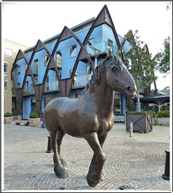 廣場大型銅馬